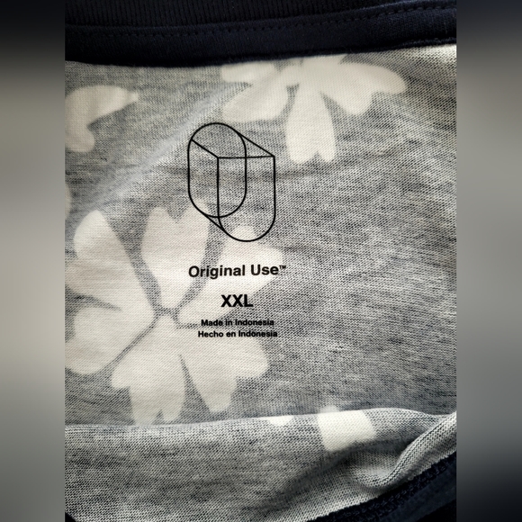 NWT Plus Sized Women's 3XL Blue and White Floral Short Sleeve Top - Picture 3 of 5